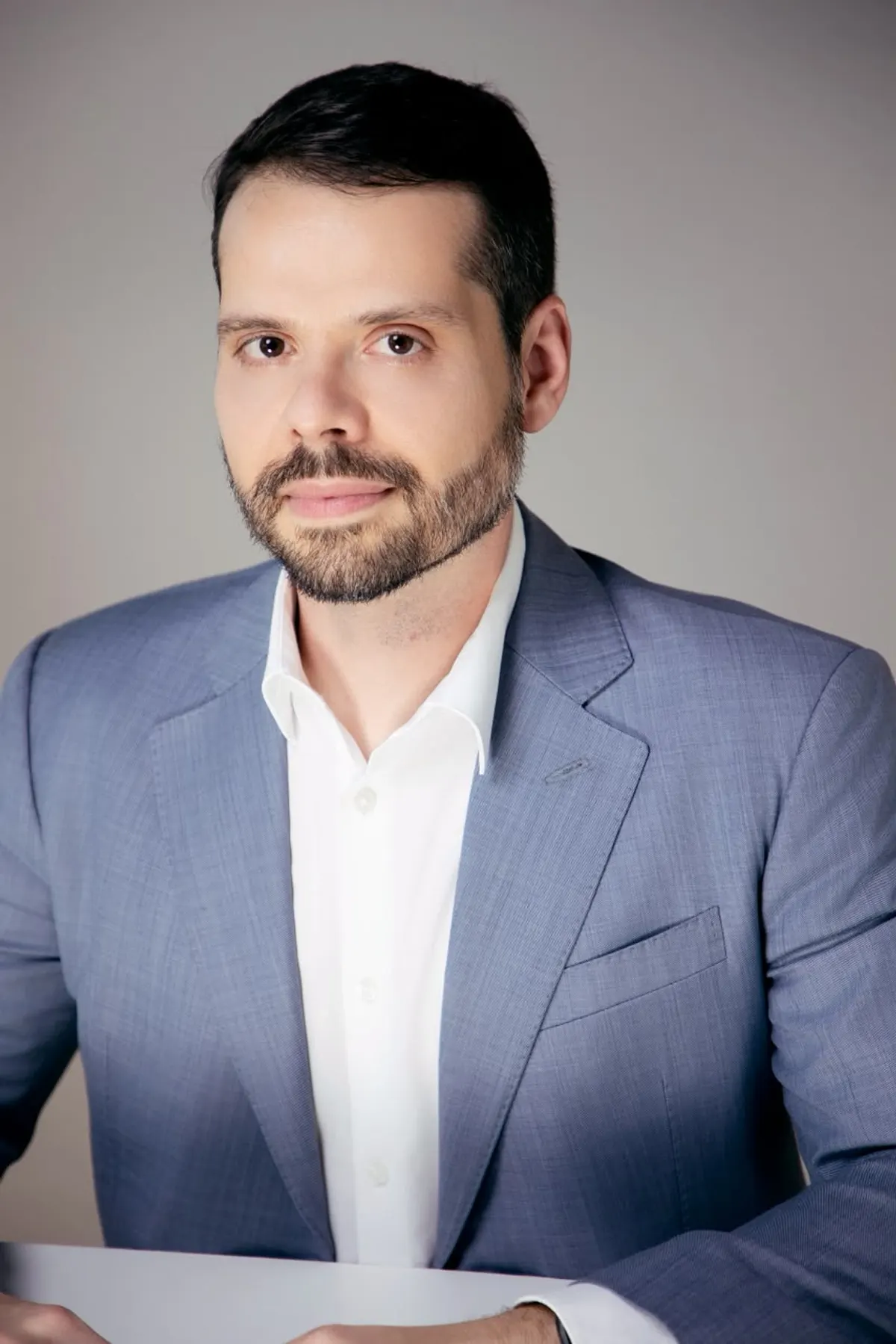 Dr. Adriano Borges no consultório em Brasília