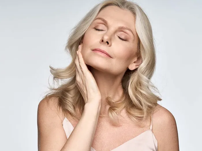 Mulher madura com pele firme após rejuvenescimento facial – deep plane facelift em Brasília