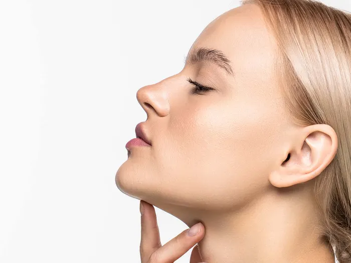 Perfil feminino com contorno de mandíbula definido – idade ideal para facelift